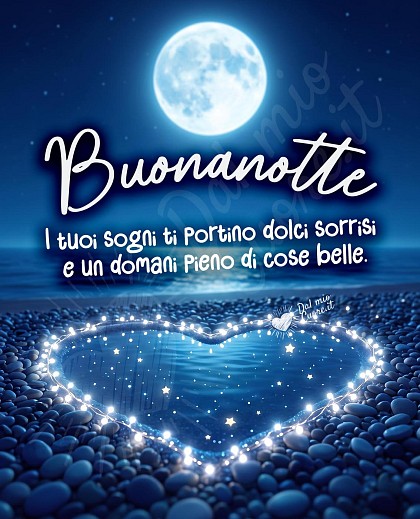 Spiaggia notturna con cuore tracciato da lucine scintillanti in riva al mare sotto la luna piena. Buonanotte estiva.