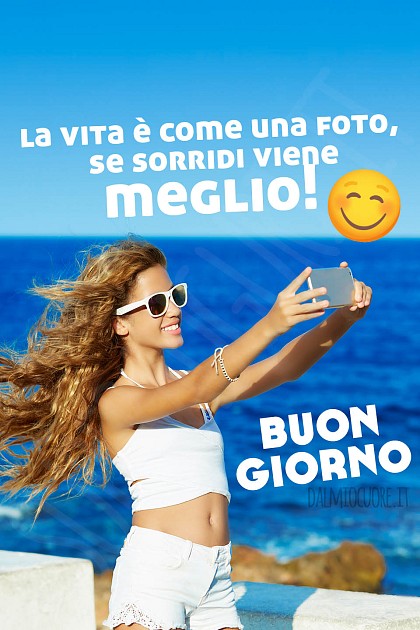 Brezza marina e mare calmo all'alba con la scritta La vita è come una foto, se sorridi viene meglio! Buon giorno.
