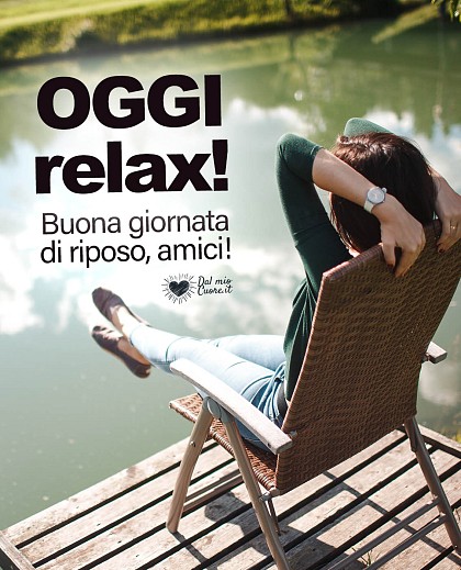 Scorcio tranquillo di un lago baciato dalla luce del mattino con una panchina in legno e testo Oggi relax! Buona giornata di riposo, amici!