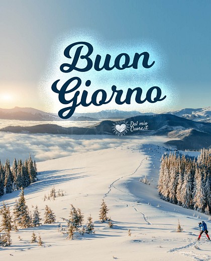 Buon giorno invernale con paesaggio di montagna innevato