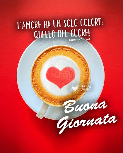 Tazza di cappuccino cremoso con decorazione di schiuma a forma di cuore rosso e la scritta L'AMORE ha un solo colore: quello del CUORE! Buona giornata.