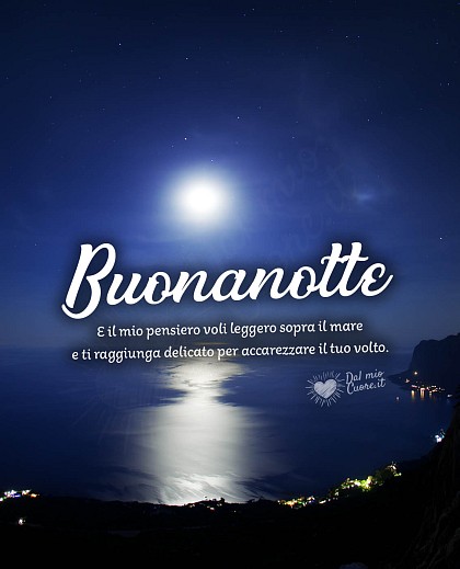 Onde del mare calme illuminate dalla luna con la frase E il mio pensiero voli leggero sopra il mare e ti raggiunga delicato. Buonanotte.
