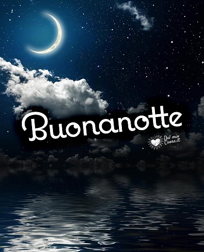Paesaggio costiero notturno con una falce di luna brillante che si specchia sul mare tranquillo. Buonanotte con mare e mezzaluna.