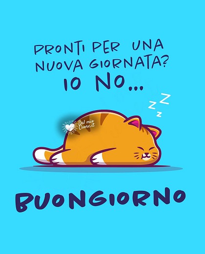 Simpatico gatto tigrato che si sveglia stirandosi sul letto con espressione assonnata e il testo Pronti per una nuova giornata? Buongiorno.