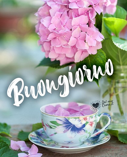 Buongiorno con tazza di te e petali