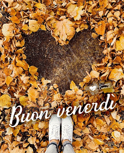 Immagine di Buon venerdì autunnale con cuore di foglie
