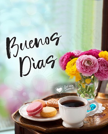 Buenos días con una taza de café y flores