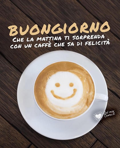 Tazza di caffè aromatico circondata da chicchi tostati con la frase Che la mattina ti sorprenda con un caffè che sa di felicità. Buongiorno.